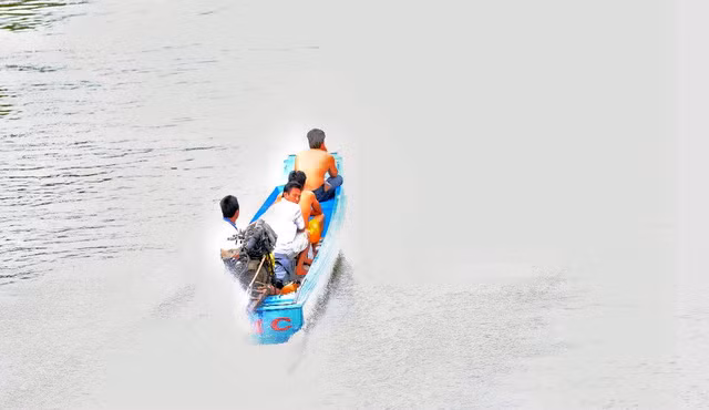 Các đối tượng buôn lậu chở thuốc lá từ Campuchia về Việt Nam bằng vỏ lãi chạy hết tốc lực trên kênh Vĩnh Tế (phường Vĩnh Ngươn, TP Châu Đốc, tỉnh An Giang).