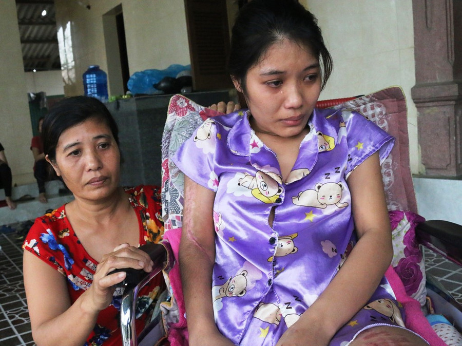 Hoa rơi nước mắt khi kể lại giây phút gặp nạn.