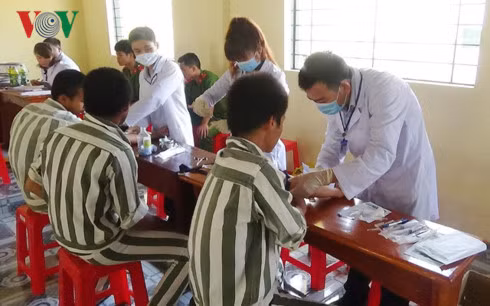 Khám bệnh cho các phạm nhân tại Trại giam Đăk Plao.
