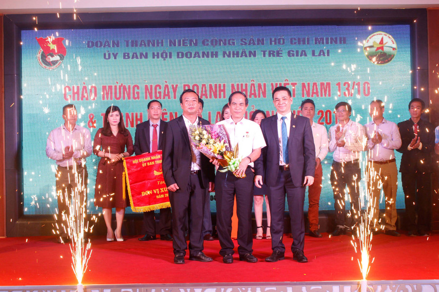 Trung ương Hội Doanh nhân trẻ Việt Nam tặng kỷ niệm cho cho ông Võ Ngọc Thành-Chủ tịch UBND tỉnh. Ảnh: P.L