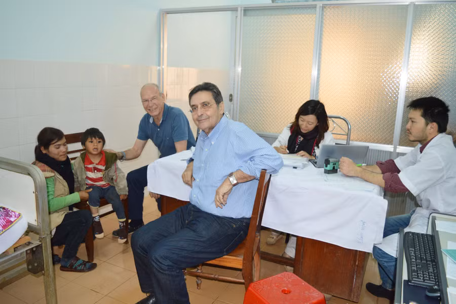 Trẻ em nghèo, dtts bị dị tật cơ xương khớp được tổ chức Children Action tại Việt Nam tài trợ khám sàng lọc, phẫu thuật và cấp dụng cụ miễn phí. Ảnh: Đ.Y