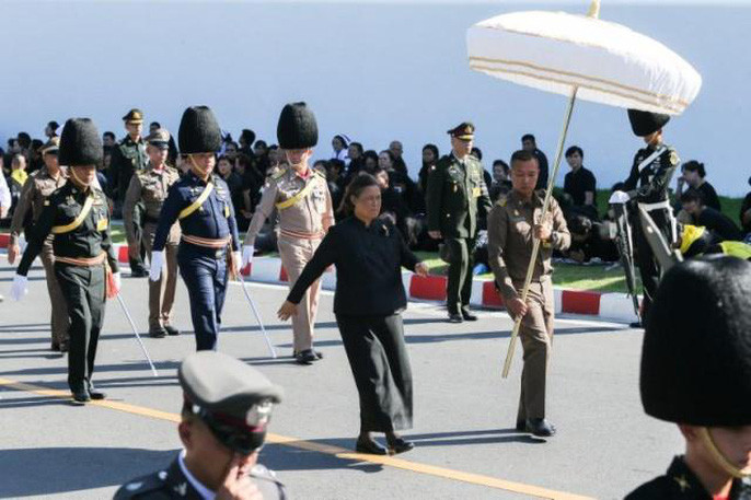 Thủ tướng Thái Lan Prayut Chan-o-cha (ảnh trên, bên phải) và Công chúa Thái Lan Chakri Sirindhorn tham dự buổi tập tập dượt cho tang lễ hôm 21-10. Ảnh: REUTERS