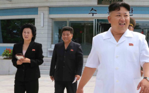 Bà Kim Yo-jong (trái) - em gái của nhà lãnh đạo Triều Tiên Kim Jong-un (phải).