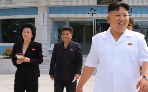 Bà Kim Yo-jong (trái) - em gái của nhà lãnh đạo Triều Tiên Kim Jong-un (phải).