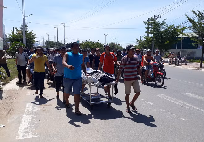 Bức xúc về việc người thân tử vong trong nhà tạm giữ, người nhà đã mang thi thể anh Đê diễu trên phố.