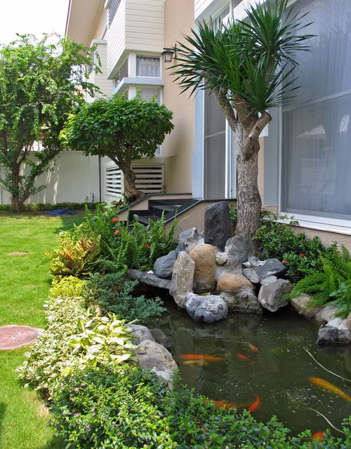 Mặt nước, tiểu cảnh luôn cần gắn kết với công năng sinh hoạt cụ thể để thường xuyên được chăm sóc tốt hơn.