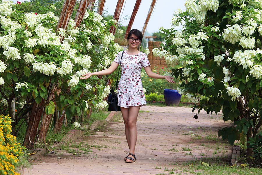 Thiếu nữ làm duyên