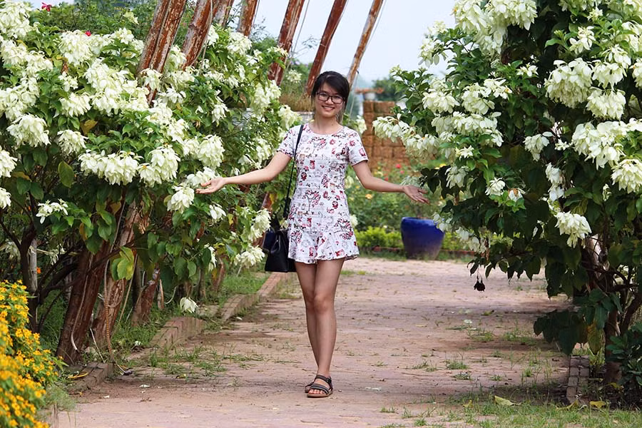 Thiếu nữ làm duyên