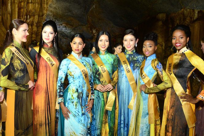 Các người đẹp diện áo dài chụp hình trong động Thiên Đường.