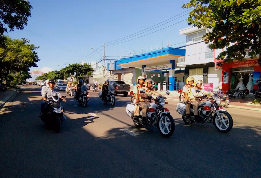 Công an thị xã An Khê ra quân kiểm tra, xử lý vi phạm trật tự an toàn giao thông. Ảnh: Hồng Thi