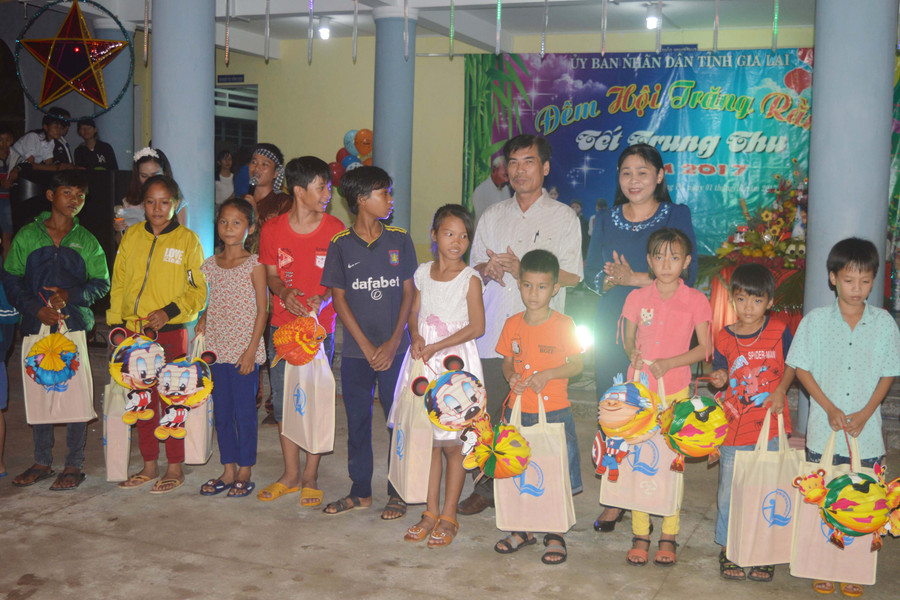 Tặng quà cho trẻ em nghèo. Ảnh: Đ.Y