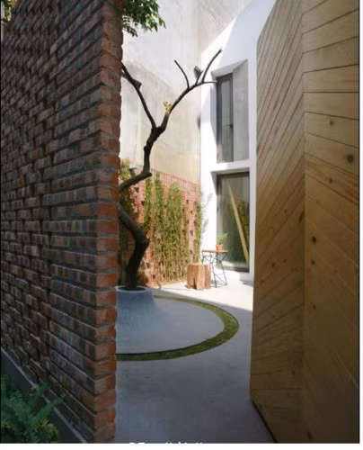  Cánh cửa gạch mở vào khoảng sân rộng.