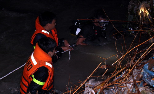 Người nhái mò tìm người đàn ông ở suối Săn Máu.