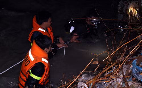 Người nhái mò tìm người đàn ông ở suối Săn Máu.