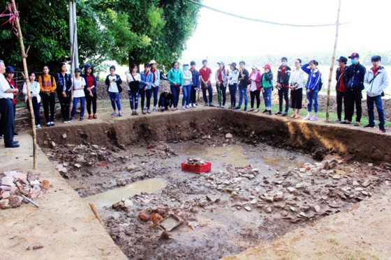 Nhiều hiện vật gỗ Champa quý giá và 6.000 mảnh vỡ có niên đại 700 năm được phát hiện tại di chỉ gò Cây Me