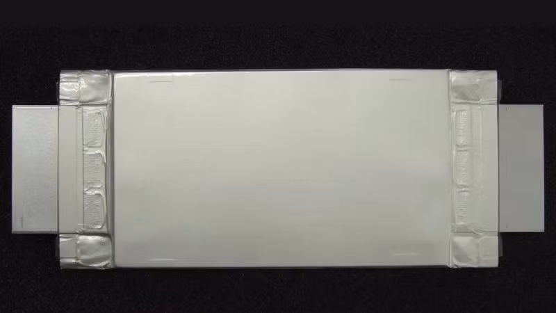 Nguyên mẫu viên pin lithium-ion SCiB sạc siêu nhanh mới của Toshiba.