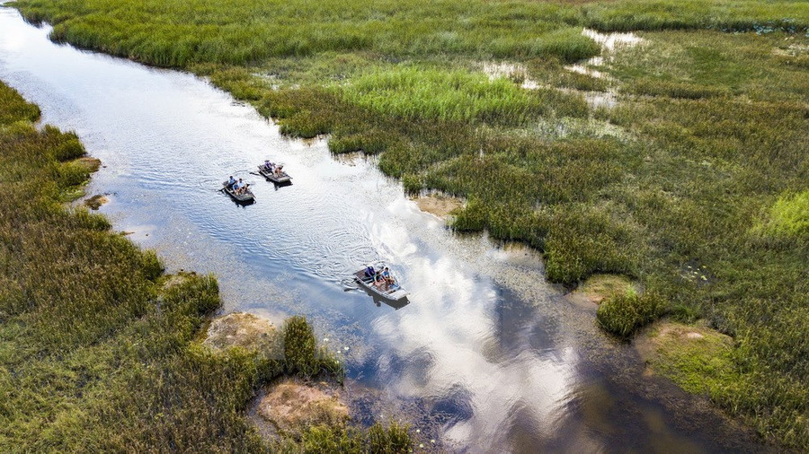 Du khách đi thuyền tham quan Khu bảo tồn thiên nhiên Vân Long.