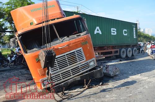 Phần đầu xe bị hư hỏng nặng.