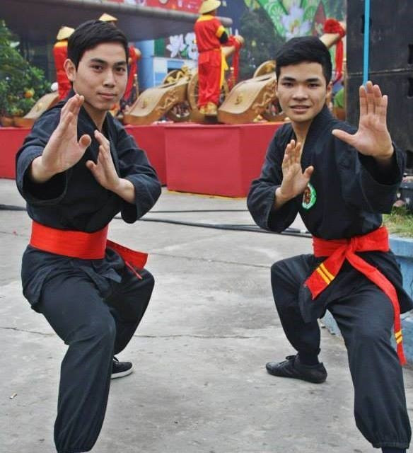 Nguyễn Đức Quỳnh (bên trái).