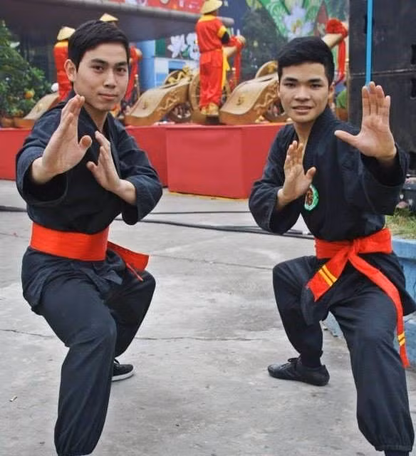 Nguyễn Đức Quỳnh (bên trái).