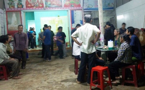 Hàng xóm đến chia buồn với gia đình nạn nhân. Hàng xóm đến chia buồn với gia đình nạn nhân.