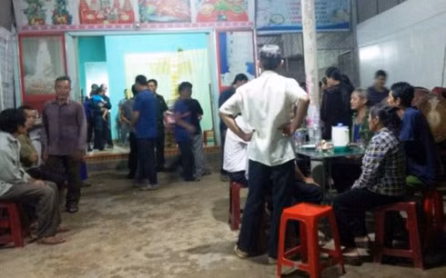 Hàng xóm đến chia buồn với gia đình nạn nhân.