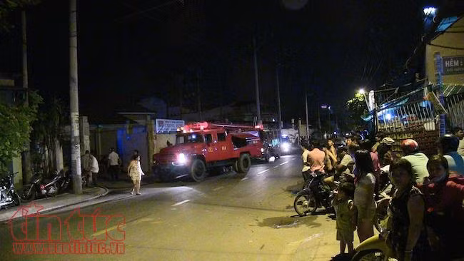 Lực lượng cảnh sát PCCC quận Bình Tân điều 10 xe chuyên dụng và hàng chục cán bộ chiến sĩ có mặt tại hiện trường vụ cháy nhà kho rộng hàng trăm m2. Lực lượng cảnh sát PCCC quận Bình Tân điều 10 xe chuyên dụng và hàng chục cán bộ chiến sĩ có mặt tại hiện trường vụ cháy nhà kho rộng hàng trăm m2.