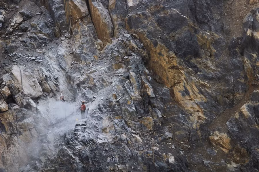 Những cảnh khai thác đá cheo leo khủng khiếp này, chúng tôi quay chỉ ít giờ trước khi tai nạn thảm khốc xảy ra, cướp đi sinh mạng anh Bùi Văn Chẻng. Những cảnh khai thác đá cheo leo khủng khiếp này, chúng tôi quay chỉ ít giờ trước khi tai nạn thảm khốc xảy ra, cướp đi sinh mạng anh Bùi Văn Chẻng.