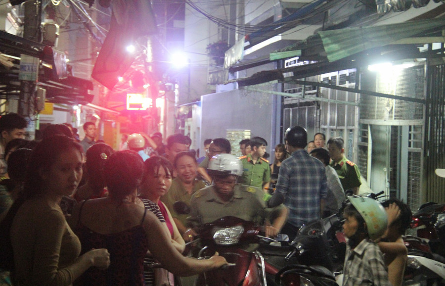 Công an phong tỏa để khám nghiệm hiện trường vụ giết người Công an phong tỏa để khám nghiệm hiện trường vụ giết người