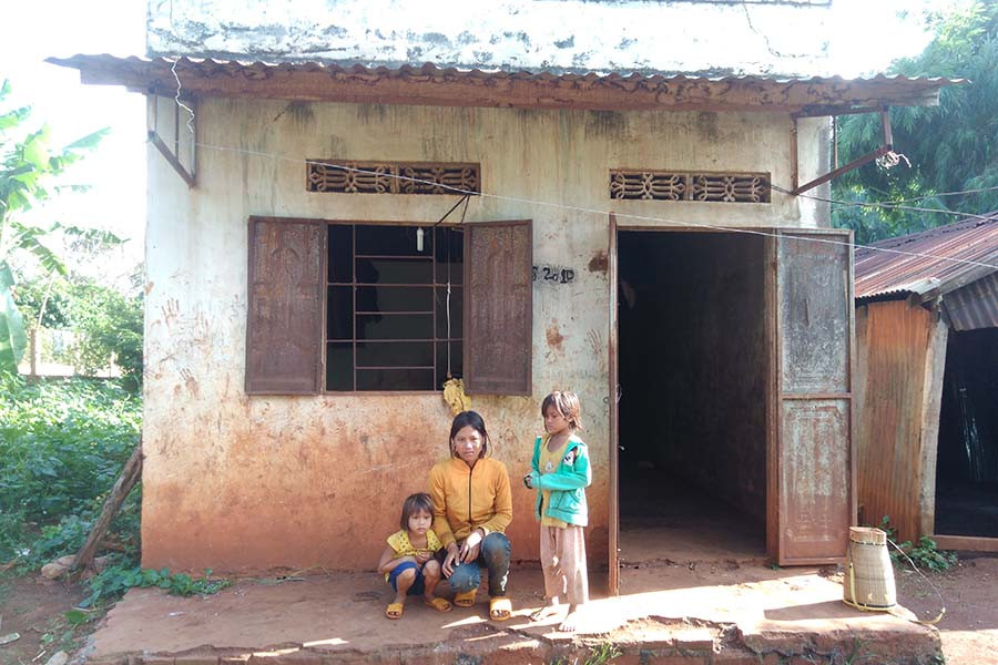 Ngôi nhà ọp ẹp, cũ kỹ của 3 chị em Kpuih Nga. Ảnh: Hải Băng