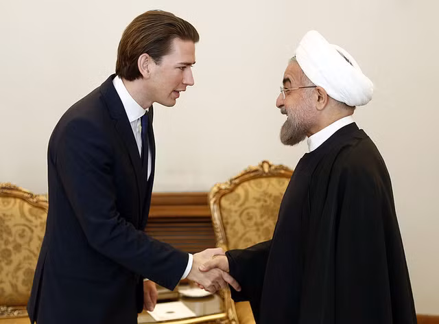  Với nụ cười lúc nào cũng trên môi, mái tóc được chải chuốt lịch lãm cùng cử chỉ nghiêng người khi bắt tay hay trò chuyện, Kurz cho người đối diện cảm giác được tôn trọng. Trong ảnh: Ngoại trưởng Kurz (trái) bắt tay với Tổng thống Hassan Rouhani - Ảnh: REUTERS