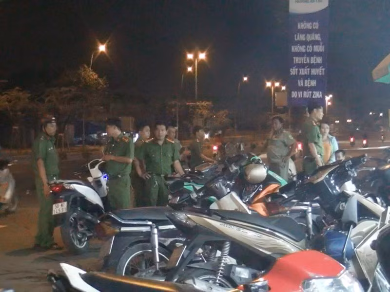 Cảnh sát sau đó khám nghiệm hiện trường điều tra vụ án mạng.