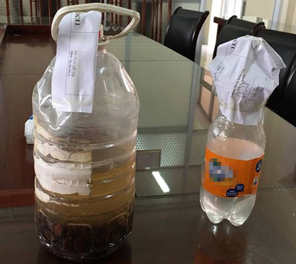 Chai rượu ngâm uống dở trong bữa tiệc Chai rượu ngâm uống dở trong bữa tiệc