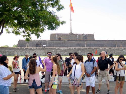 Khách tham quan hệ thống di tích Đại Nội, Huế trong tour du lịch "Huế, một điểm đến 5 di sản". Khách tham quan hệ thống di tích Đại Nội, Huế trong tour du lịch