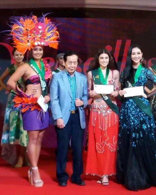 Hà Thu trong đêm nhận giải Đồng.