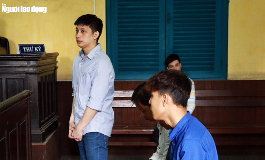 Bị cáo Phạm Duy Đạt (đứng) và các đồng phạm tại phiên tòa. Bị cáo Phạm Duy Đạt (đứng) và các đồng phạm tại phiên tòa.