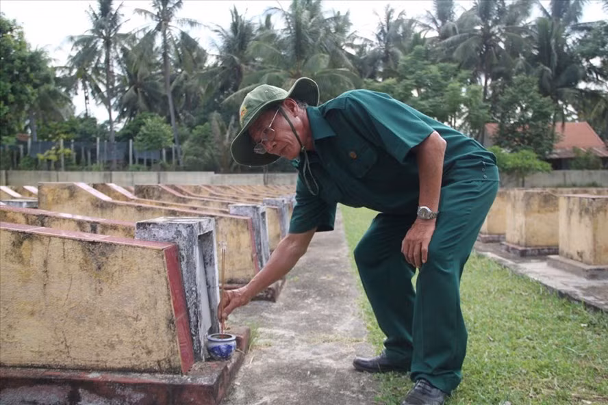 Ông Hải trong Nghĩa trang Liệt sĩ xã Hoài Hảo. Ông Hải trong Nghĩa trang Liệt sĩ xã Hoài Hảo.