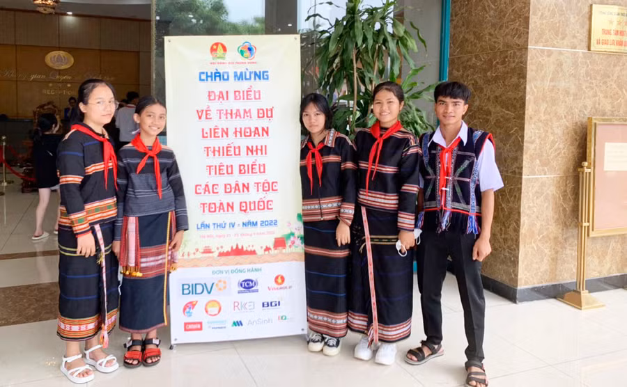  Từ trái sang, các em: Rơ Châm Siu Diệp, Đinh Thị Mai Ca, Siu Phạm Anh Thư, Rmah HHy Run, Đinh Văn Quy tham gia Liên hoan thiếu nhi tiêu biểu các dân tộc toàn quốc lần thứ IV-2022. Ảnh: Lê Trâm