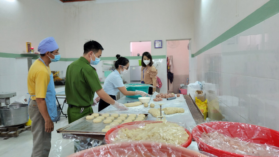Pleiku tăng cường đảm bảo an toàn thực phẩm trong dịp Tết Trung thu năm 2022 ảnh 1 Đoàn kiểm tra liên ngành ATTP TP. Pleiku kiểm tra cơ sở sản xuất bánh trung thu tại phường IaKring (TP. Pleiku). Ảnh: Bá Bính