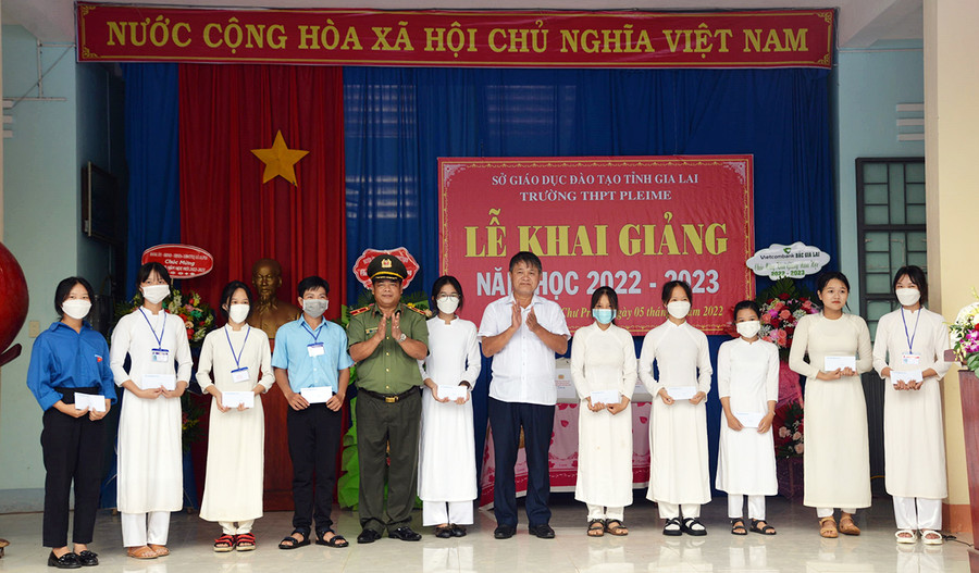 Thiếu tướng Rah Lan Lâm-Ủy viên Ban thường vụ Tỉnh ủy, Giám đốc Công an tỉnh trao học bổng Nay Der cho học sinh Trường THPT Pleime (huyện Chư Prông). Ảnh: Lê Anh