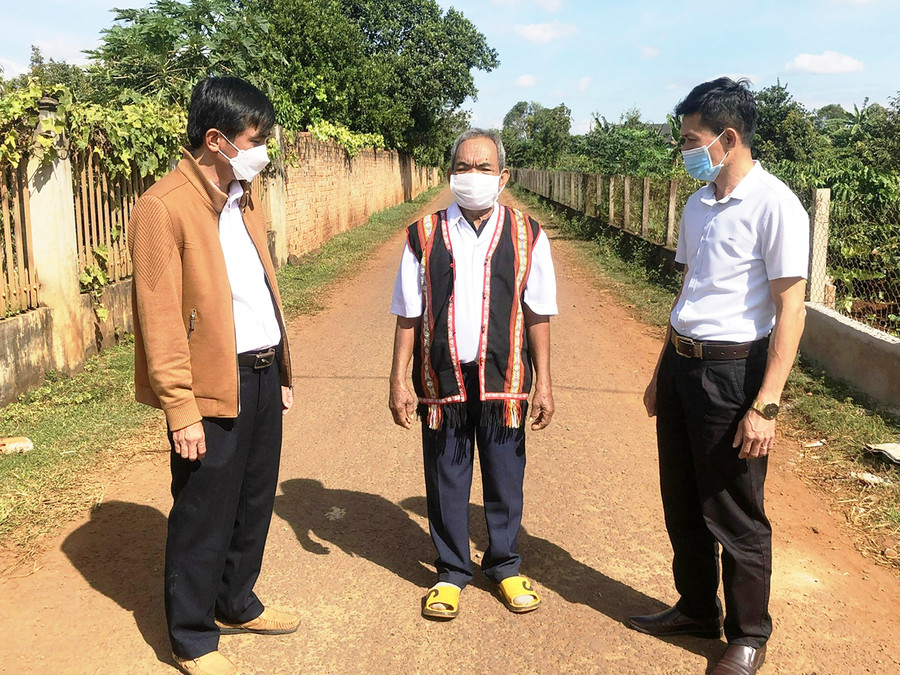  Ông Rơ Châm Kốp (làng Kép 2, xã Ia Mơ Nông, huyện Chư Păh) trao đổi với cán bộ xã, huyện về xây dựng nếp sống văn hóa ở cơ sở. Ảnh: Đinh Yến