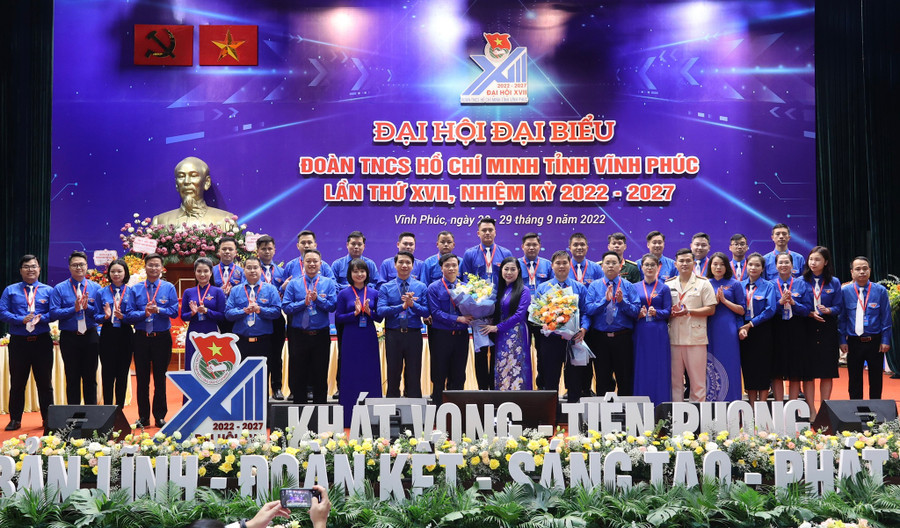 Ban chấp hành Đoàn Thanh niên tỉnh Vĩnh Phúc khóa mới ra mắt Đại hội. Ảnh: Như Ý 