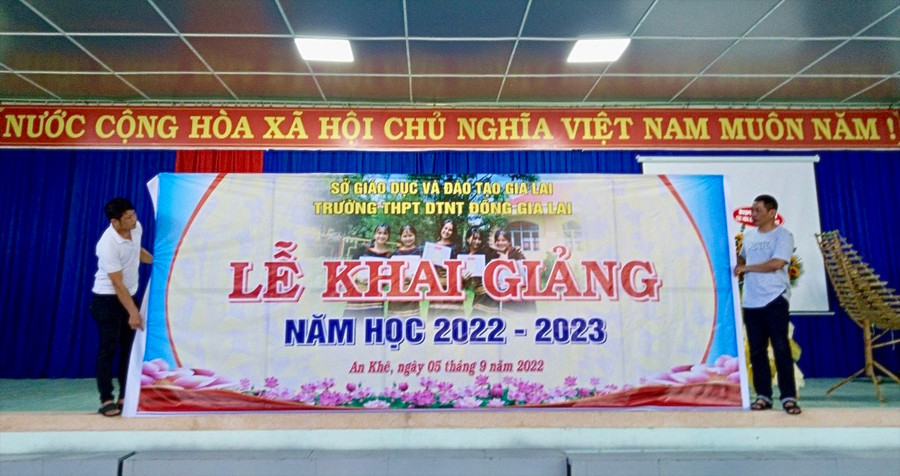 Trường THPT Dân tộc Nội trú Đông Gia Lai (thị xã An Khê) chuẩn bị cho lễ khai giảng năm học mới 2022-2023. Ảnh: Mộc Trà