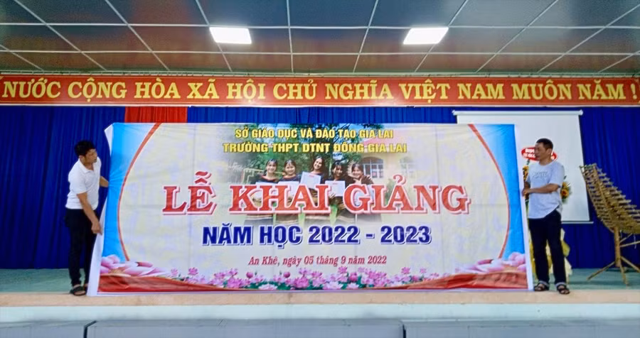 Trường THPT Dân tộc Nội trú Đông Gia Lai (thị xã An Khê) chuẩn bị cho lễ khai giảng năm học mới 2022-2023. Ảnh: Mộc Trà