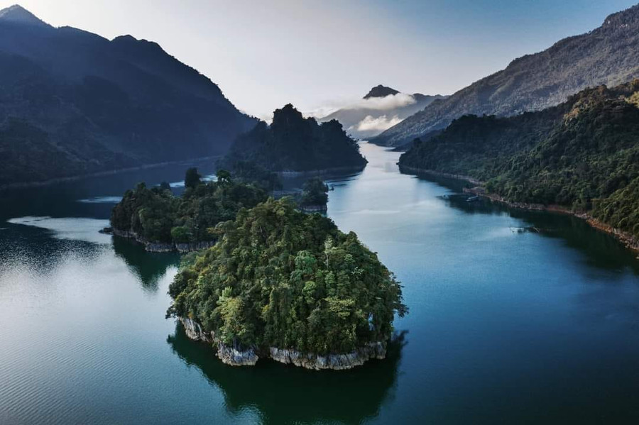 Được ví như Hạ Long của núi rừng, Na Hang luôn mát mẻ, trong lành. Ảnh: Trang Du lịch Tuyên Quang