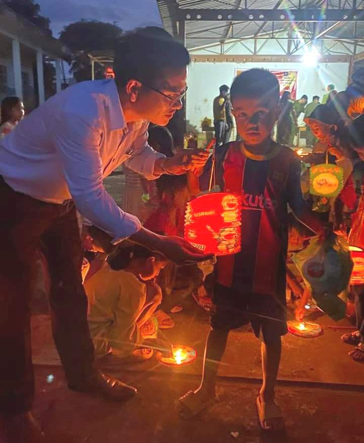 Anh chị Ban tổ chức trao từng lồng đèn Trung thu cho trẻ em có hoàn cảnh khó khăn. Ảnh. Nguyễn Thơm