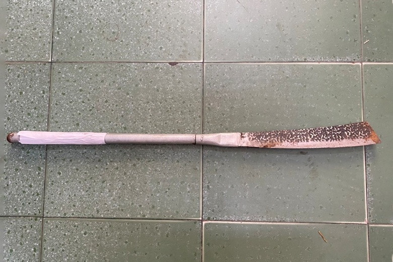 Con dao tự chế mà Anh dùng để chém anh B. Ảnh: Văn Tiến Con dao tự chế mà Anh dùng để chém anh B. Ảnh: Văn Tiến