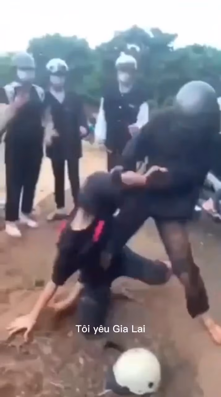 Cảnh 2 nữ sinh nghi ở Gia Lai đánh nha. Ảnh cắt từ Clip.jpg