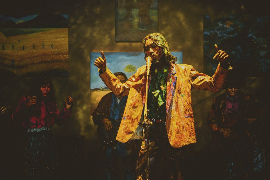 Ý tưởng của MV mang lại nhiều bất ngờ cho người xem. Ảnh: NSCC