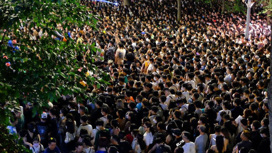  Nhiều người đổ đến phố Hàng Khay, nghe ca sĩ Tuấn Hưng hát ở 